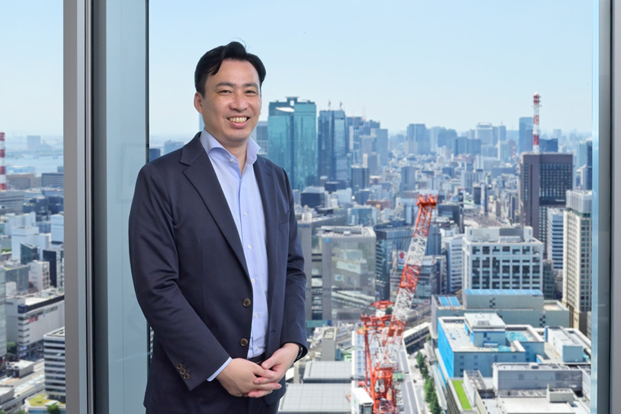 チームメンバーと協働する様子