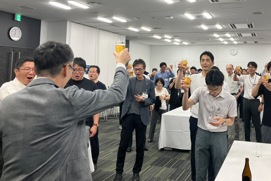 懇親会で乾杯の音頭を取る佐々木氏