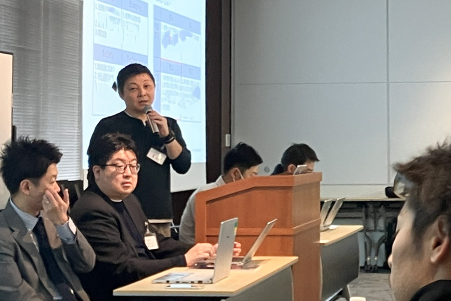 研修をオブザーブする安藤 裕氏（仮）