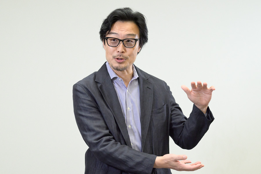 インタビューに答える松田氏